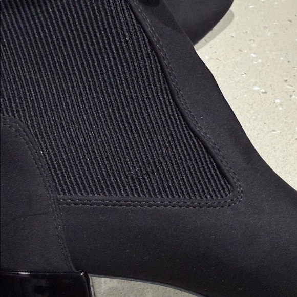 Donald J. Pliner Elegant Black Ankle Boots - Picture 9 of 11